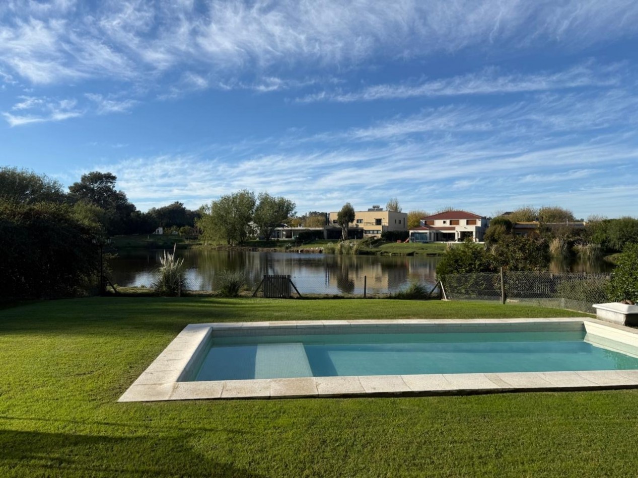 VENTA CASA 4 AMB CON VISTA PLENA A LA LAGUNA EN ARENAS DEL SUR