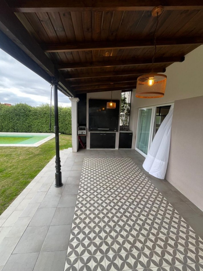 ALQUILER | CASA 5 AMB CON GRAN JARDIN Y PISCINA EN ARENAS DEL SUR