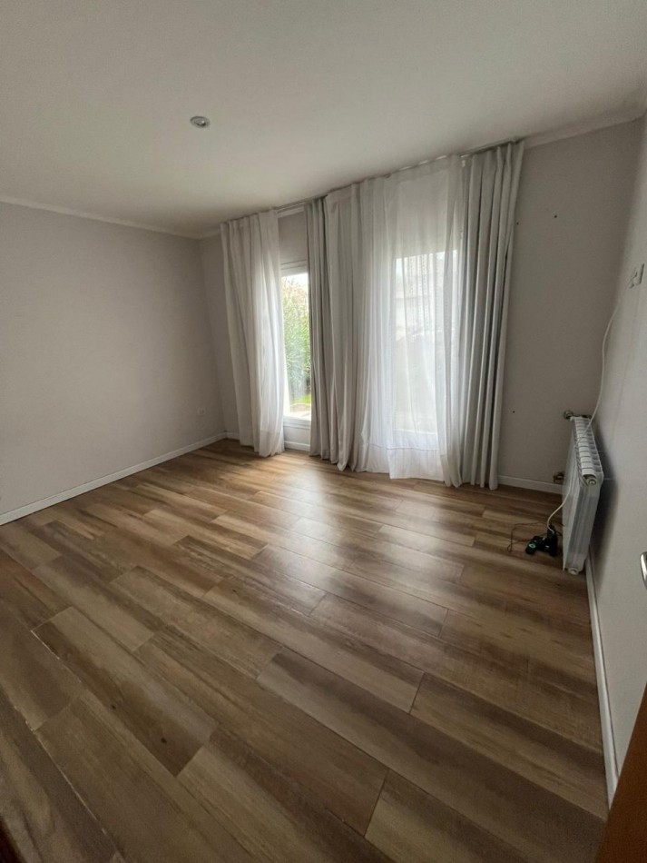 ALQUILER | CASA 5 AMB CON GRAN JARDIN Y PISCINA EN ARENAS DEL SUR