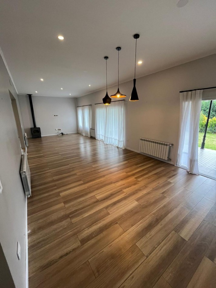 ALQUILER | CASA 5 AMB CON GRAN JARDIN Y PISCINA EN ARENAS DEL SUR
