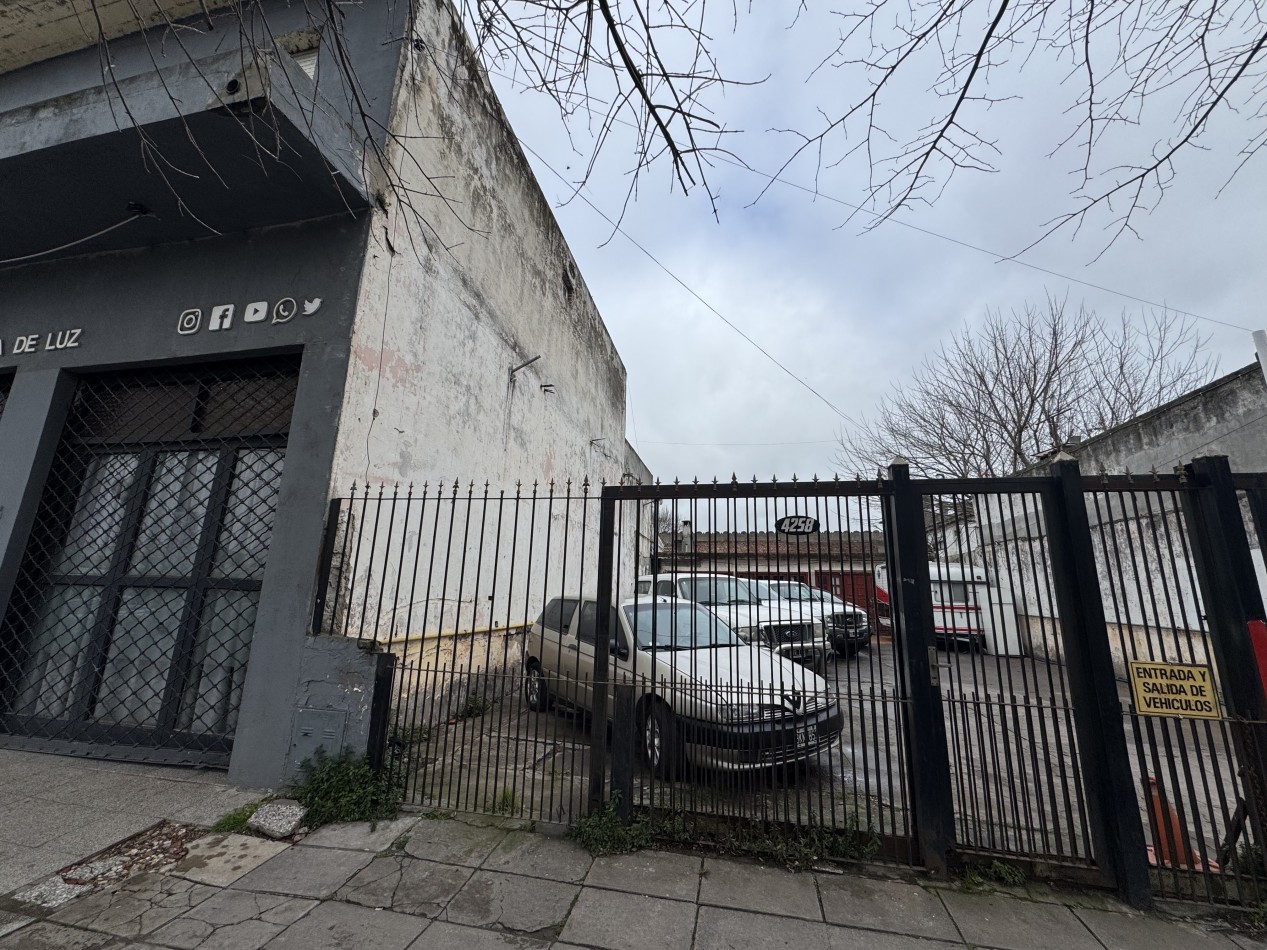 LOCAL COMERCIAL + DEPTO 3 AMB + LOTE SOBRE AV. JUAN B. JUSTO