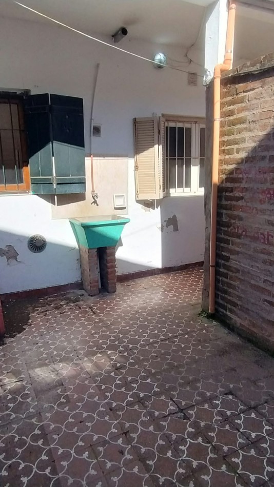 VENTA PH 2 AMBIENTES EN PLANTA BAJA CON PATIO- A RECICLAR LA PERLA