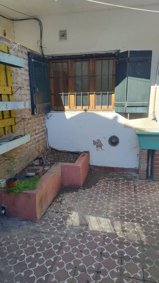 VENTA PH 2 AMBIENTES EN PLANTA BAJA CON PATIO- A RECICLAR LA PERLA