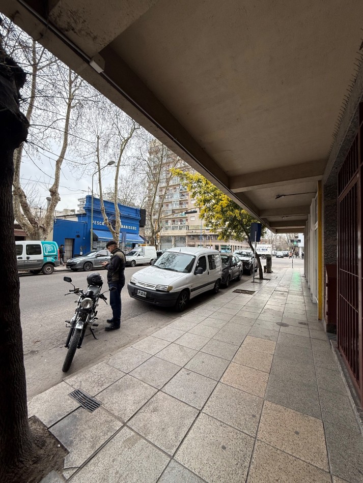 VENTA LOCAL DE 26 MTS2 EN CENTRO DE MAR DEL PLATA, A MTS DE AV. LURO 