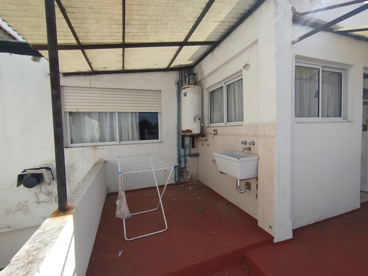 VENTA EN BLOCK CASA CON DOS DEPARTAMENTOS Y DEPOSITO CON MONTACARGAS EN BARRIO PERALTA RAMOS OESTE