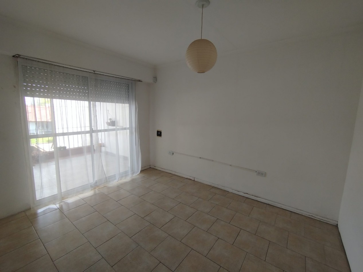VENTA EN BLOCK CASA CON DOS DEPARTAMENTOS Y DEPOSITO CON MONTACARGAS EN BARRIO PERALTA RAMOS OESTE