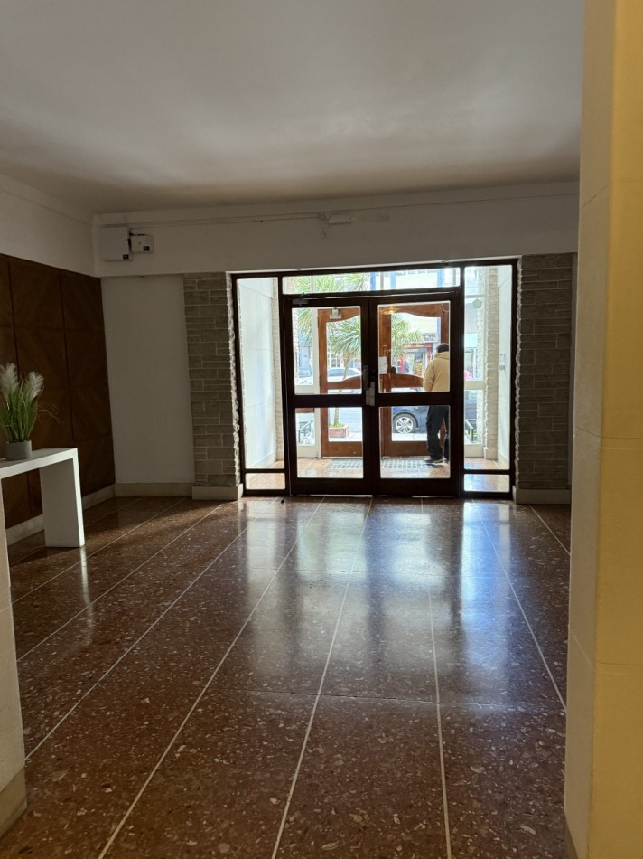 ALQUILER ANUAL DPTO 2 1/2 AMBIENTES CON MUEBLES SOBRE AV COLON Y ALSINA ZONA GUEMES