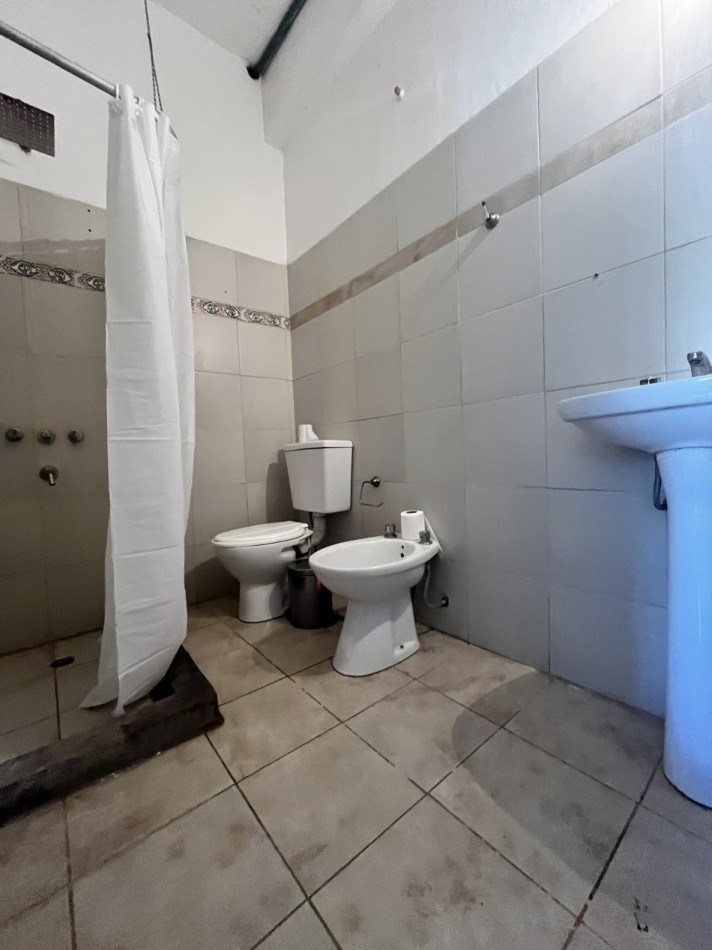 VENTA LOCAL ADAPTADO A DPTO 3 AMBIENTES SIN PATIO EN CASTELLI Y BRONZINI