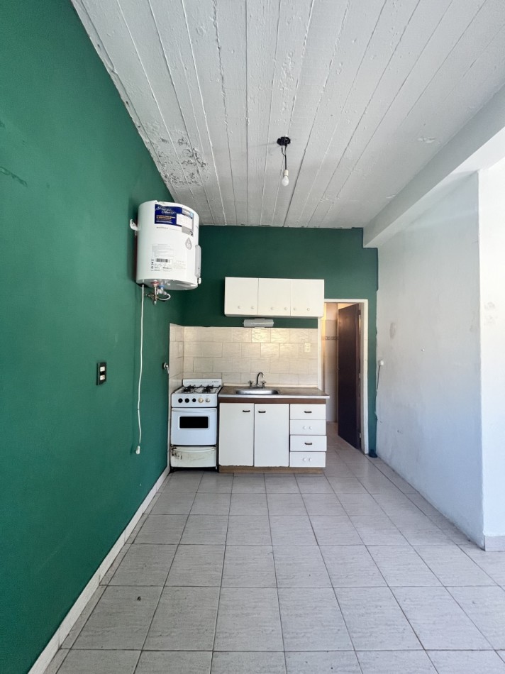 VENTA LOCAL ADAPTADO A DPTO 3 AMBIENTES SIN PATIO EN CASTELLI Y BRONZINI