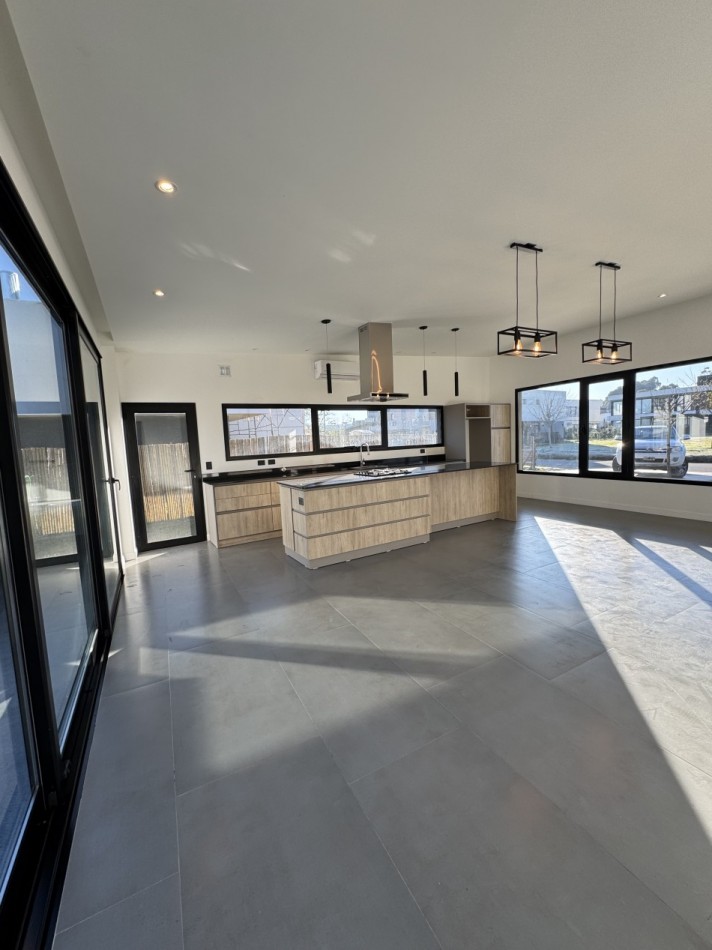 CASA 4 AMBIENTES EN VENTA EN RUMENCO JOVEN: PISCINA, JARDIN Y DETALLES DE CALIDAD