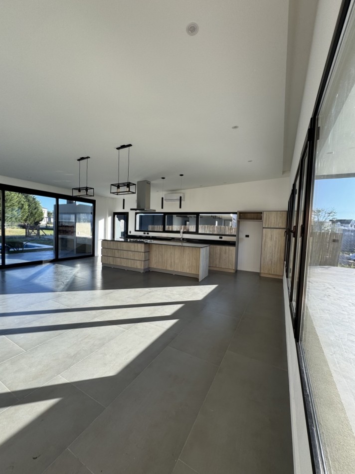 CASA 4 AMBIENTES EN VENTA EN RUMENCO JOVEN: PISCINA, JARDIN Y DETALLES DE CALIDAD