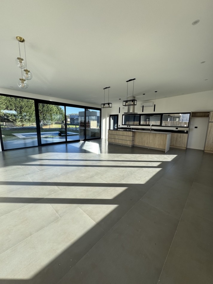 CASA 4 AMBIENTES EN VENTA EN RUMENCO JOVEN: PISCINA, JARDIN Y DETALLES DE CALIDAD