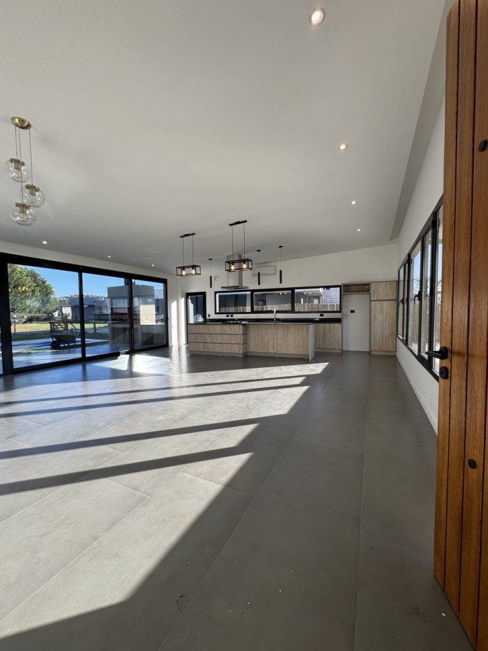 CASA 4 AMBIENTES EN VENTA EN RUMENCO JOVEN: PISCINA, JARDIN Y DETALLES DE CALIDAD