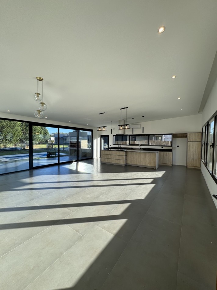 CASA 4 AMBIENTES EN VENTA EN RUMENCO JOVEN: PISCINA, JARDIN Y DETALLES DE CALIDAD