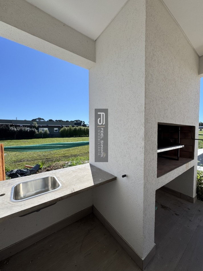 Casa 4 ambientes con piscina en el barrio privado Arenas Chico