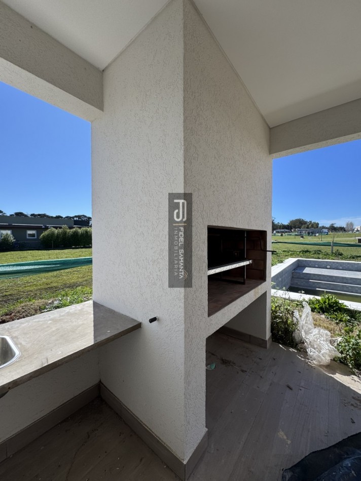 Casa 4 ambientes con piscina en el barrio privado Arenas Chico