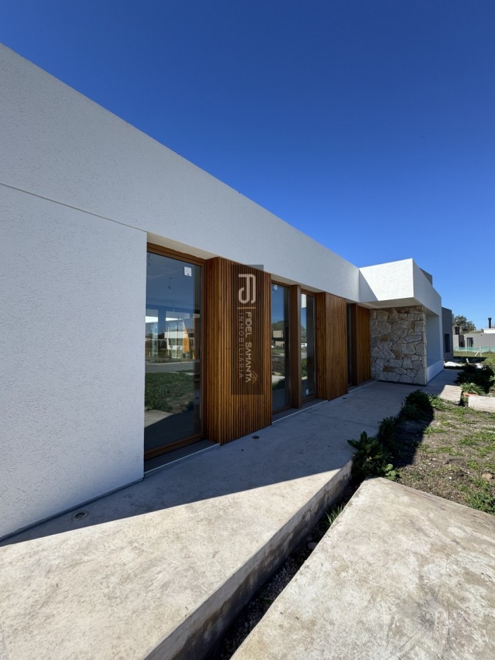 Casa 4 ambientes con piscina en el barrio privado Arenas Chico