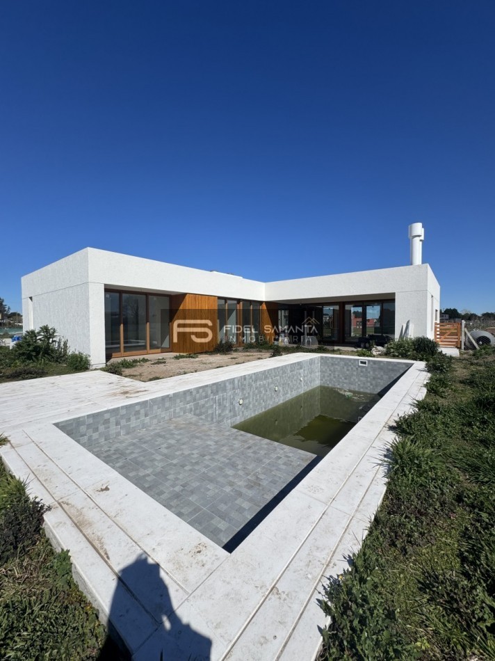 Casa 4 ambientes con piscina en el barrio privado Arenas Chico