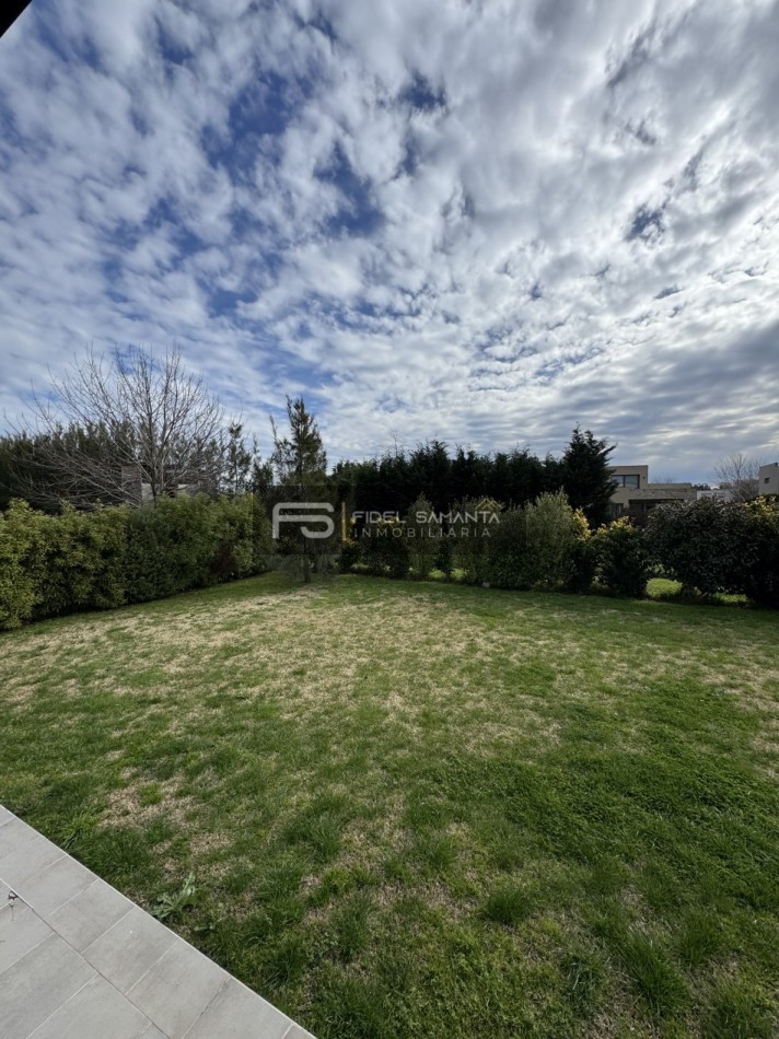 VENTA | CASA 5 AMB CON GRAN JARDIN Y PISCINA EN ARENAS DEL SUR