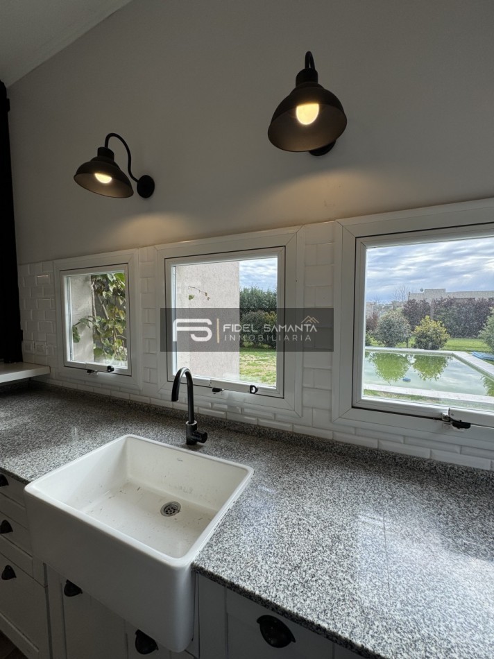 VENTA | CASA 5 AMB CON GRAN JARDIN Y PISCINA EN ARENAS DEL SUR