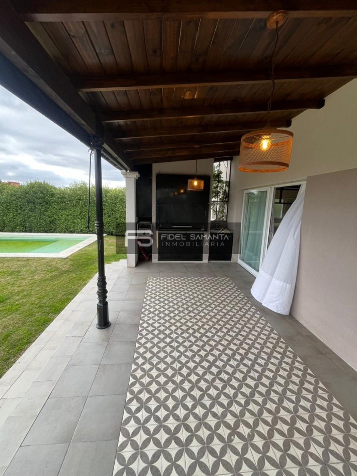 VENTA | CASA 5 AMB CON GRAN JARDIN Y PISCINA EN ARENAS DEL SUR