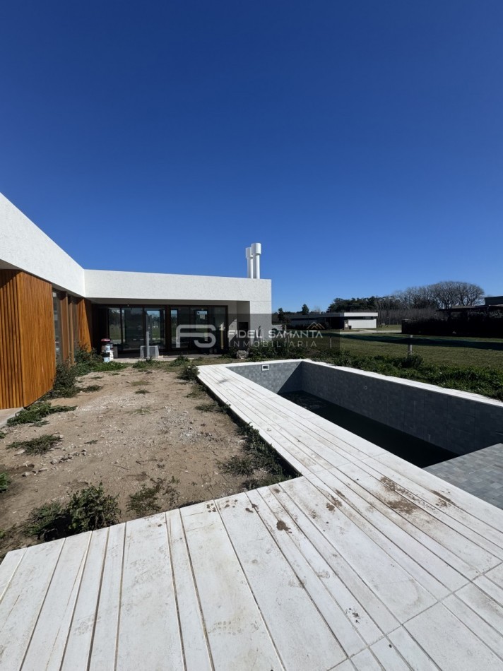 Casa 4 ambientes con piscina en el barrio privado Arenas Chico
