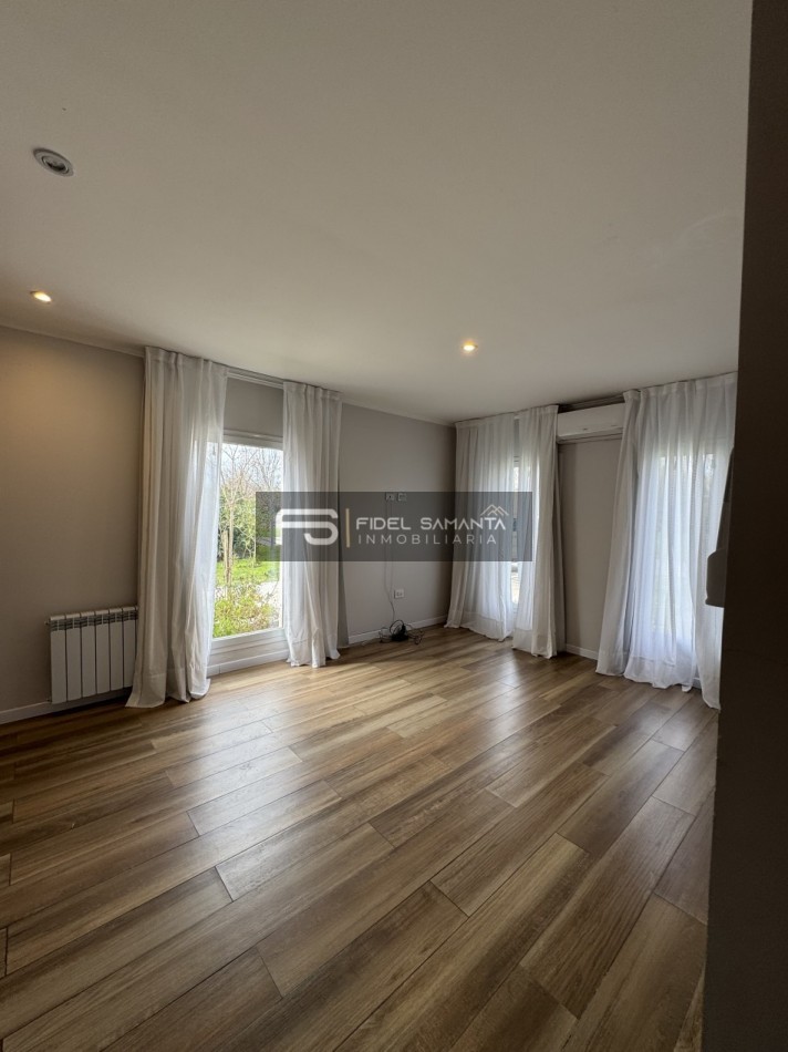 VENTA | CASA 5 AMB CON GRAN JARDIN Y PISCINA EN ARENAS DEL SUR