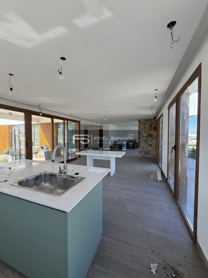 Casa 4 ambientes con piscina en el barrio privado Arenas Chico