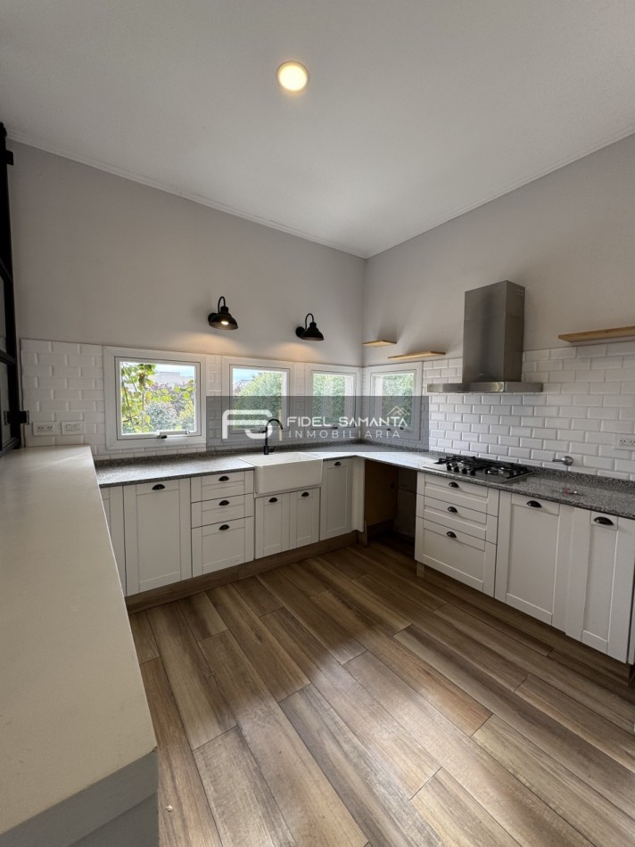 VENTA | CASA 5 AMB CON GRAN JARDIN Y PISCINA EN ARENAS DEL SUR