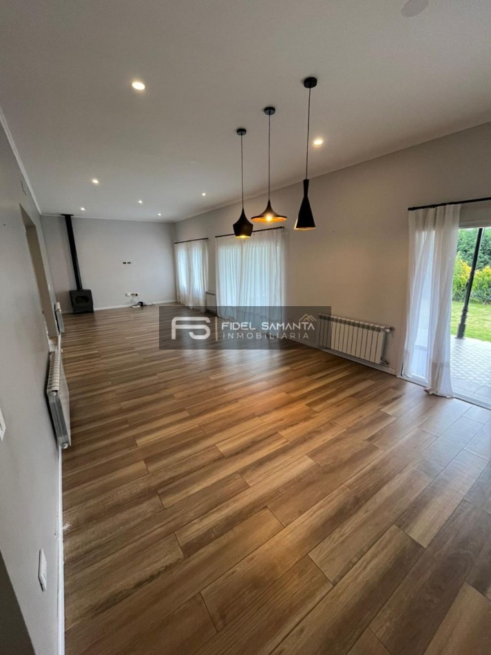 VENTA | CASA 5 AMB CON GRAN JARDIN Y PISCINA EN ARENAS DEL SUR