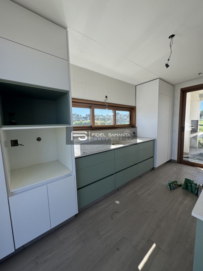 Casa 4 ambientes con piscina en el barrio privado Arenas Chico