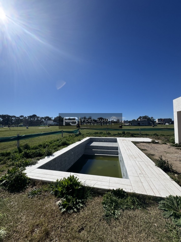 Casa 4 ambientes con piscina en el barrio privado Arenas Chico