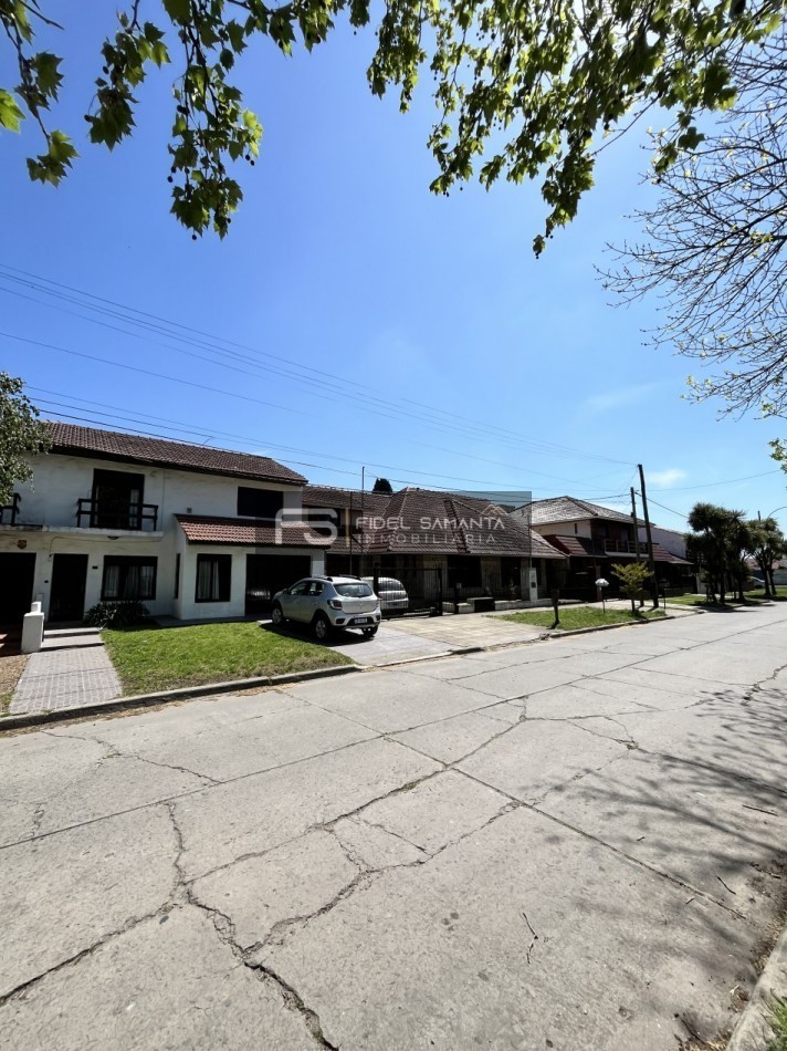 ALQUILER ANUAL HERMOSO PH 3 Amb con garage Y parque y Parrilla. Hermoso entorno SAN CAYETANO