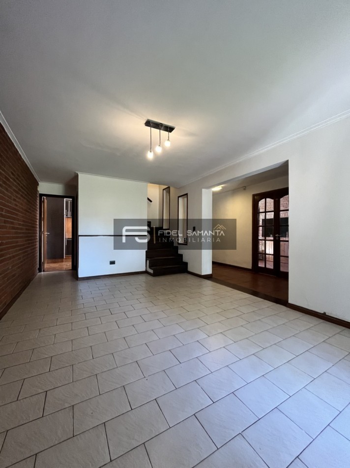 ALQUILER ANUAL HERMOSO PH 3 Amb con garage Y parque y Parrilla. Hermoso entorno SAN CAYETANO