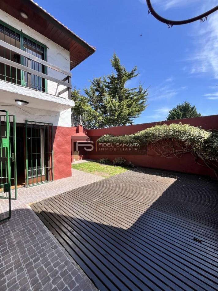 ALQUILER ANUAL HERMOSO PH 3 Amb con garage Y parque y Parrilla. Hermoso entorno SAN CAYETANO