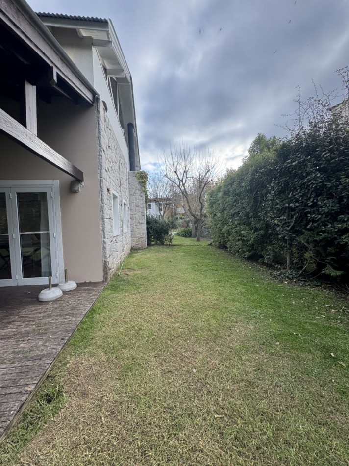 CASA CON PISCINA EN VENTA EN EL BARRIO PRIVADO RUMENCO