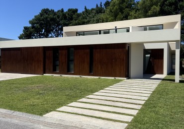 MODERNA CASA CON PISCINA EN VENTA EN EL BARRIO PRIVADO RUMENCO