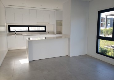 CASA 4 AMB ESTILO Y CONFORT CASA A ESTRENAR   EN VENTA RUMENCO JOVEN