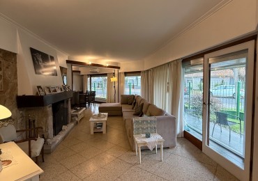 VENTA HERMOSA CASA EN LOS TRONCOS DE 4 HABITACIONES Y PLAY CON GRAN ENTORNO Y GARAGE