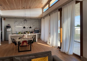 VENTA CASA 4 AMBIENTES MODERNA CON PARQUE EN BARRIO ATLANTIDA