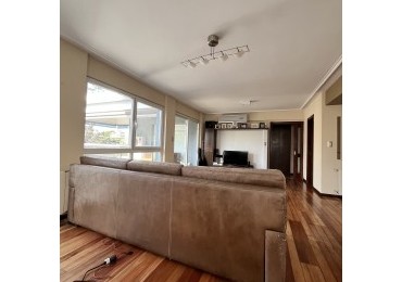 VENTA IMPORTANTE  PISO 4 AMBIENTES CON COCHERA DE 160 MTS2 EN LO MEJOR DE PLAZA MITRE  