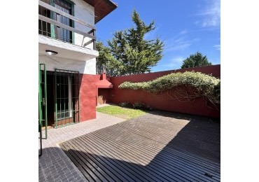 VENTA APTO CREDITO | CASA EN PH 3 AMBIENTES CON GARAGE Y PATIO SAN CAYETANO