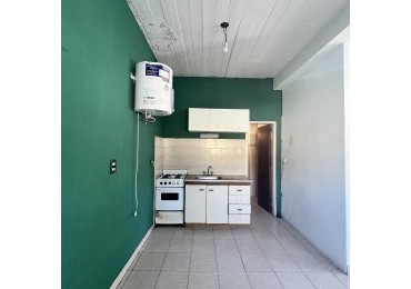 VENTA LOCAL ADAPTADO A DPTO 3 AMBIENTES SIN PATIO EN CASTELLI Y BRONZINI  