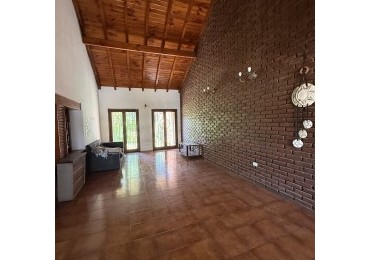 OPORTUNIDAD !  VENTA CASA 4 AMBIENTES CON GRAN PARQUE  en lo MEJOR DE BARRIO CAISAMAR