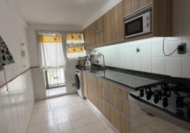 VENTA HERMOSO DEPARTAMENTO SEMIPISO 3 AMBIENTES C COCHE Y BAULERA 85 MTS LA PERLA SOBRE AV INDEPENDENCIA 