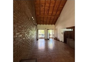 VENTA CASA 4 AMBIENTES CON GRAN PARQUE  en lo MEJOR DE BARRIO CAISAMAR