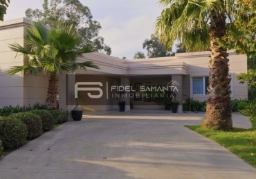 IMPECABLE CASA CON GRAN JARDIN EN BARRIO PRIVADO ARENAS DEL SUR 