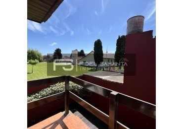 ALQUILER ANUAL HERMOSO PH 3 Amb con garage Y parque y Parrilla. Hermoso entorno SAN CAYETANO