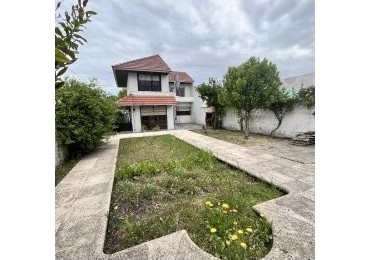 OPORTUNIDAD !! VENTA usd 40 MIL MAS CUOTAS  VENTA AMPLIA CASA 3 AMBIENTES CON PARQUE Y PARRILLA EN PUNTA MOGOTES 